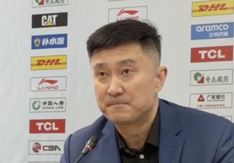 kaiyun-杜锋暖心祝福球迷大爷：每次来吉林都会看到他，希望他一切顺利